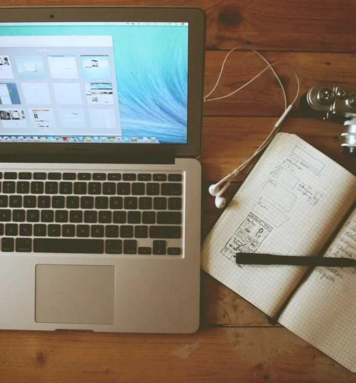 Workspace profesional con portatil y libreta: caso de identidad de marca que justifica precio y posiciona el negocio