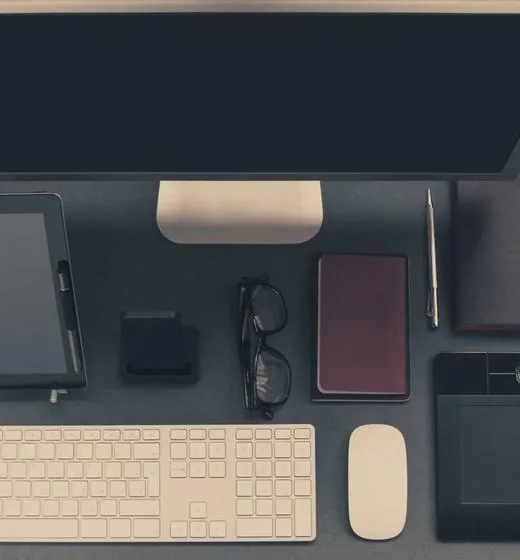 Escritorio minimalista con portatil y smartphone: caso de sitio web de alta conversión 24/7 con +312% MQLs