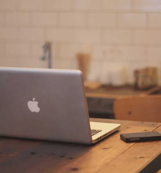 Escritorio tecnologico ordenado con portatil Apple: caso de dashboards accionables con KPIs unificados en tiempo real